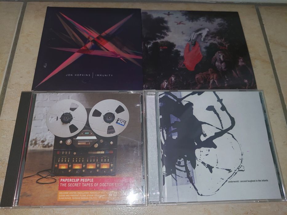 CD uri cu muzică electronică, drum & bass, techno