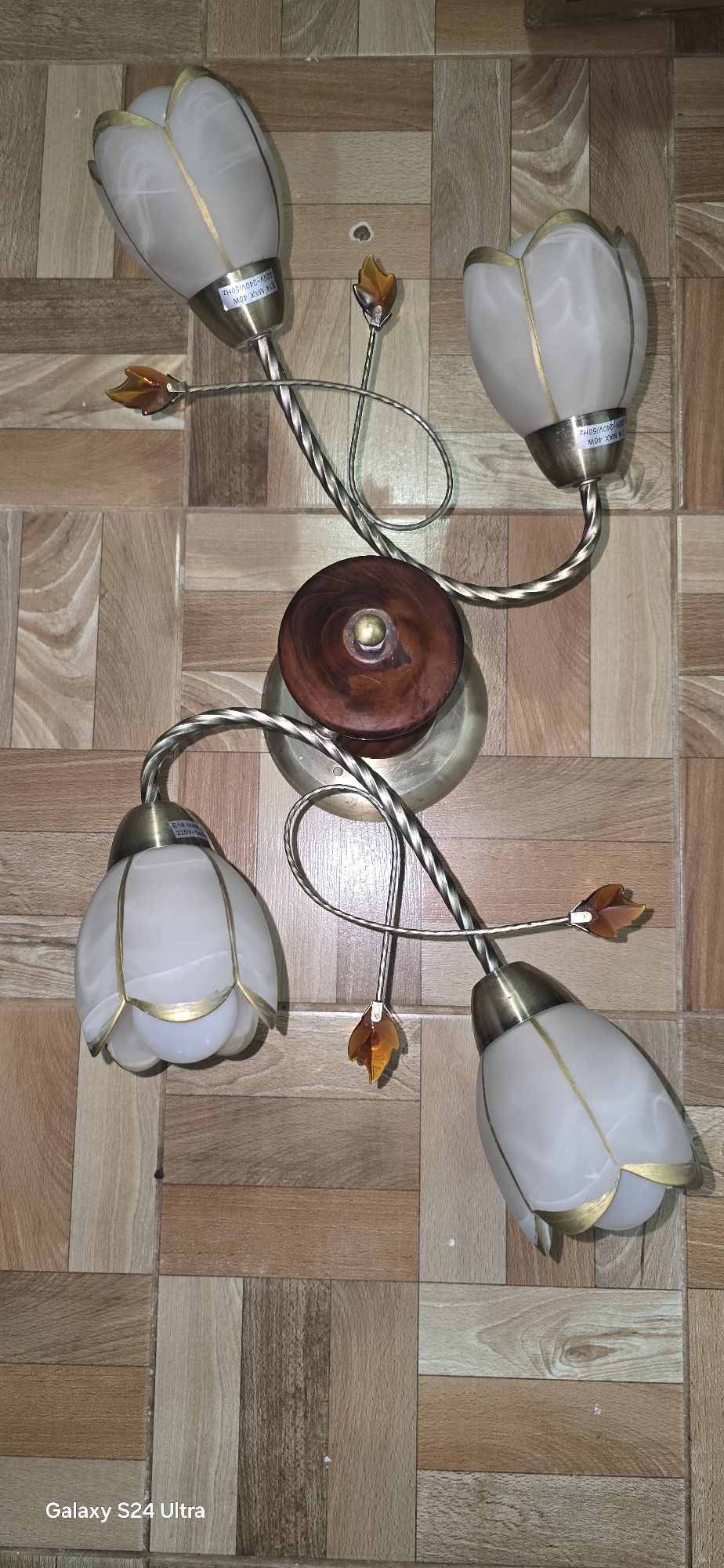 Lustra eleganta 4 becuri + becuri incluse

1.