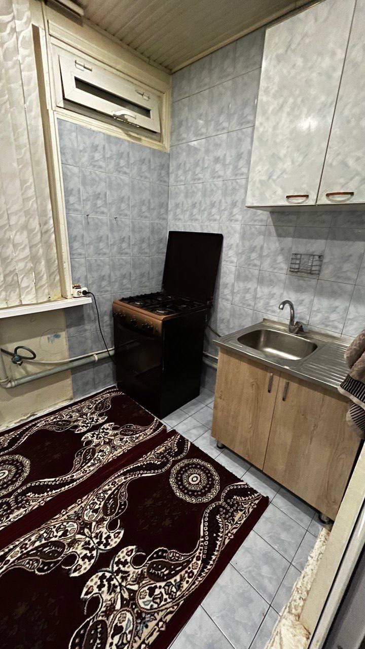 Qorasu-3 4 honali uy 2 etaj srochna sotiladi