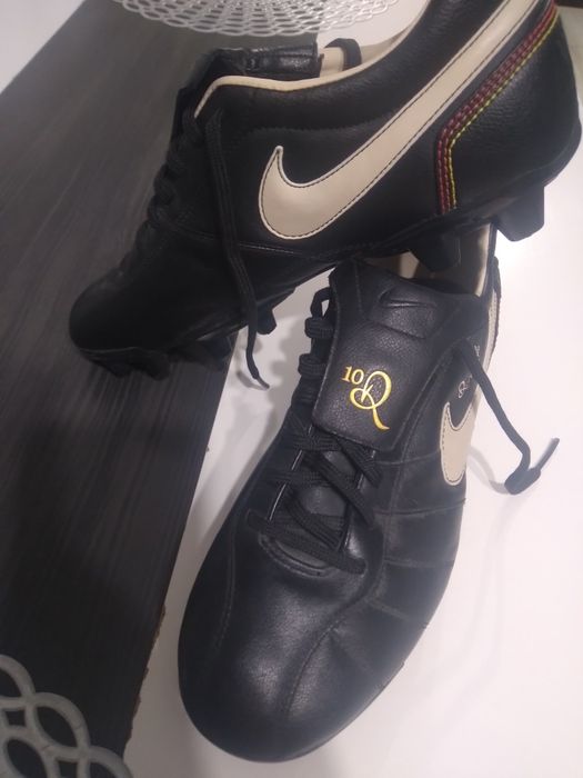 Ghete de fotbal din piele ca noi Nike