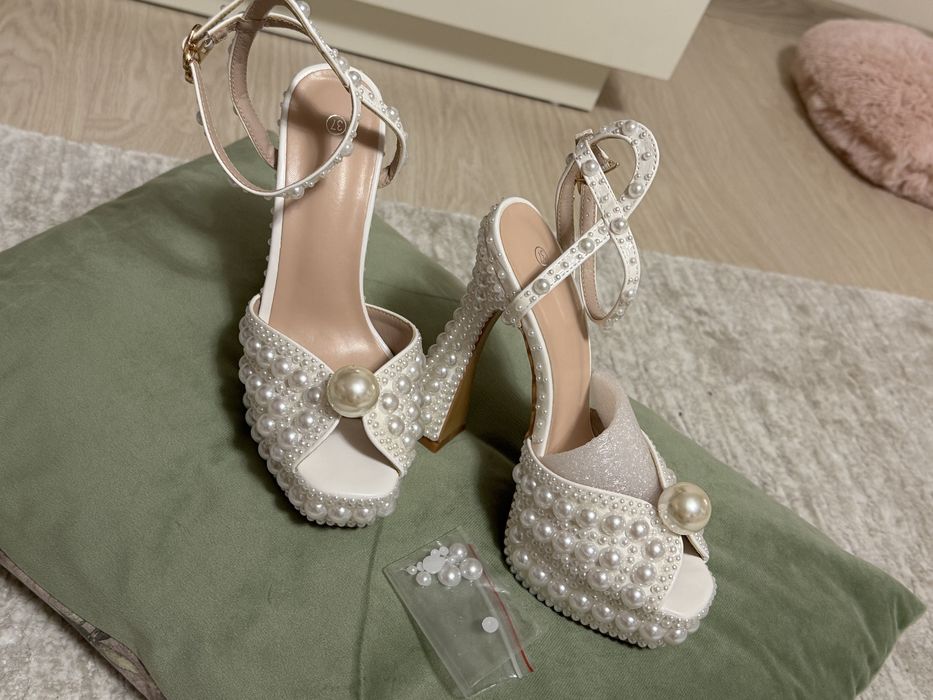 Sandale mireasa cu perle albe ,13 cm inaltimea .Sunt noi