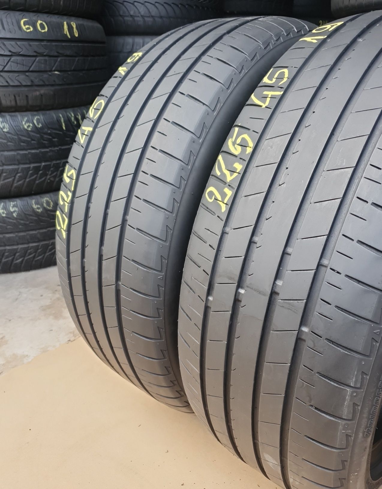 2 Anvelope Bridgestone 225 45 R19 Vară Stare impecabilă.