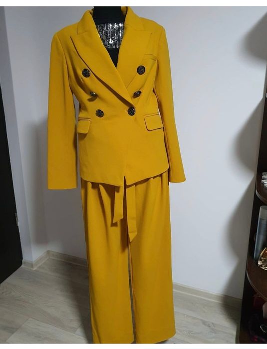 Costum model care avantajează orice silueta, elegant, nuanta deosebita