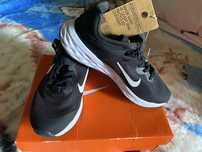 Adidasi nike noi