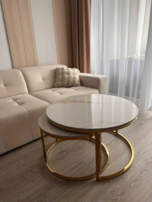 Set măsuțe de cafea aurii cu blat tip marmură – design elegant, ca noi