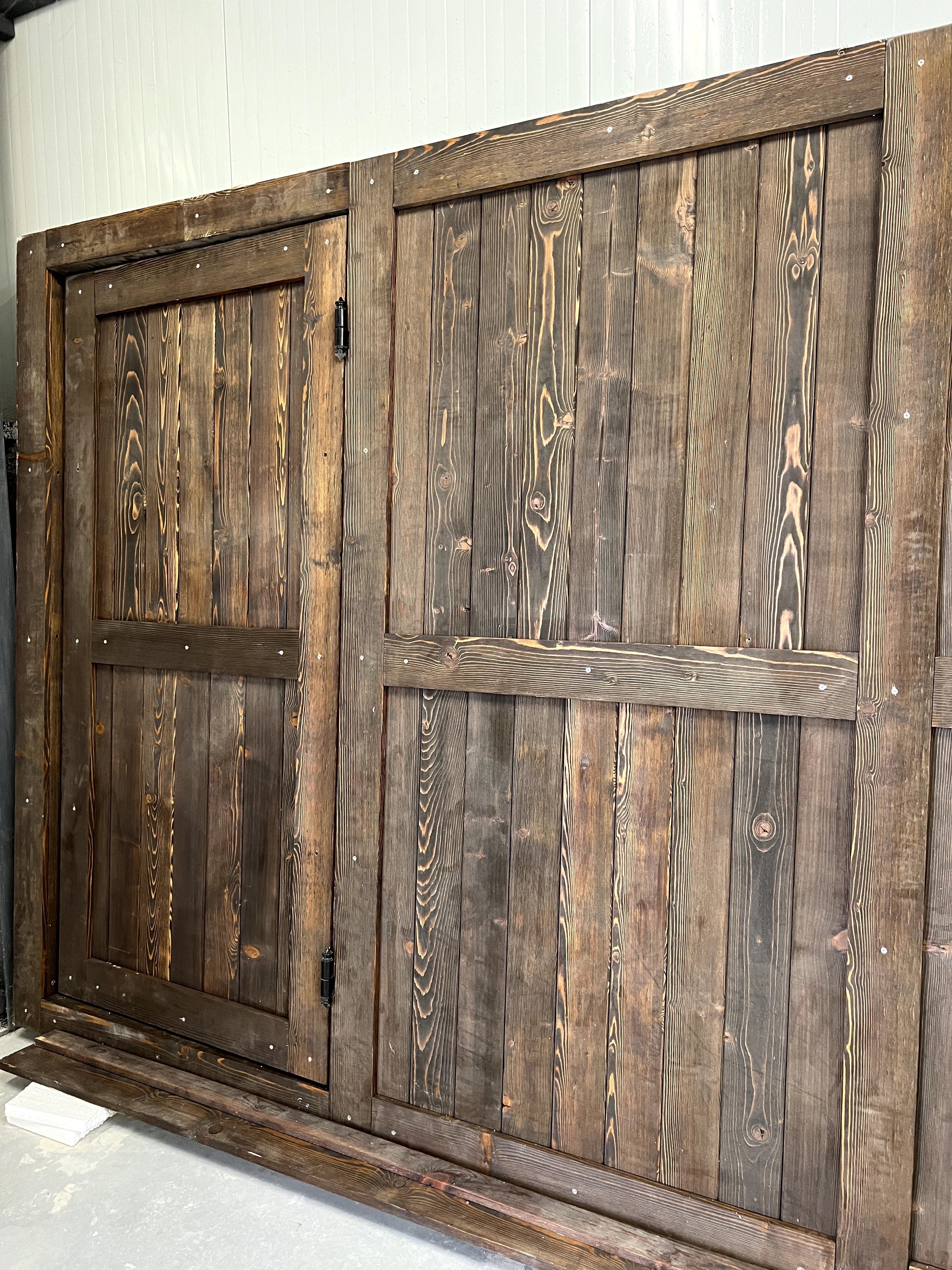 Дървена порта с плъзгащ вграден механизъм и дървена врата - НОВА