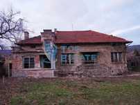 Двуетажна тухлена къща на центъра на село Церова кория, област Велико