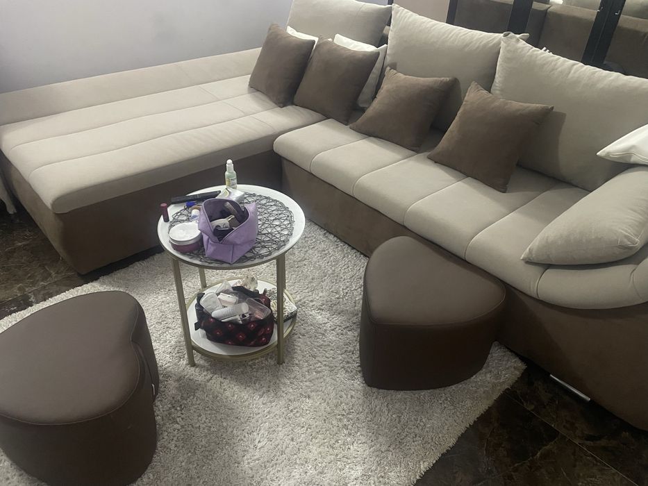Canapea extensibil , materiale catifea culoare crem , deschis