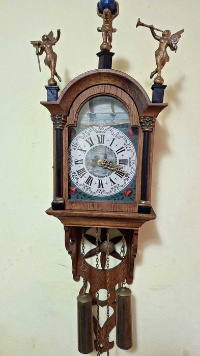 Ceas de perete cu greutati si pendul.