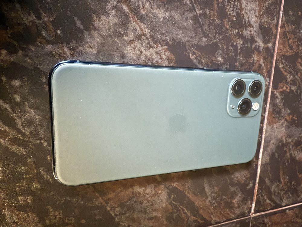 iPhone 11 pro - заключен с iCloud.