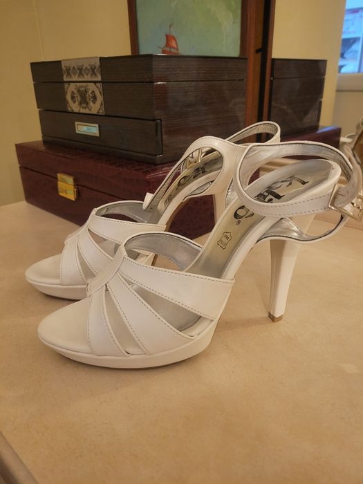 Босоножки белые, на каблуке, размер 38