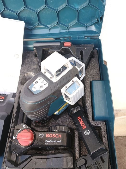 Laser Bosch gll 3 80c 3 planuru.la cutie cu încărcător,baterie și 2 pr