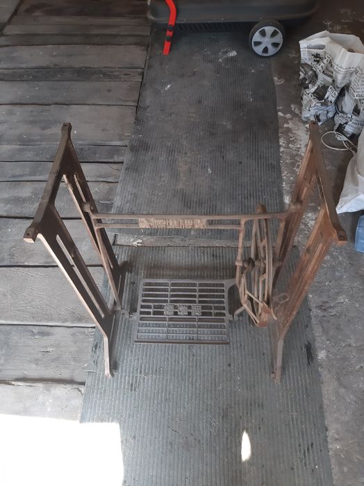 Продам станину от машинки Зингер, в идеальном состоянии. Раритет.