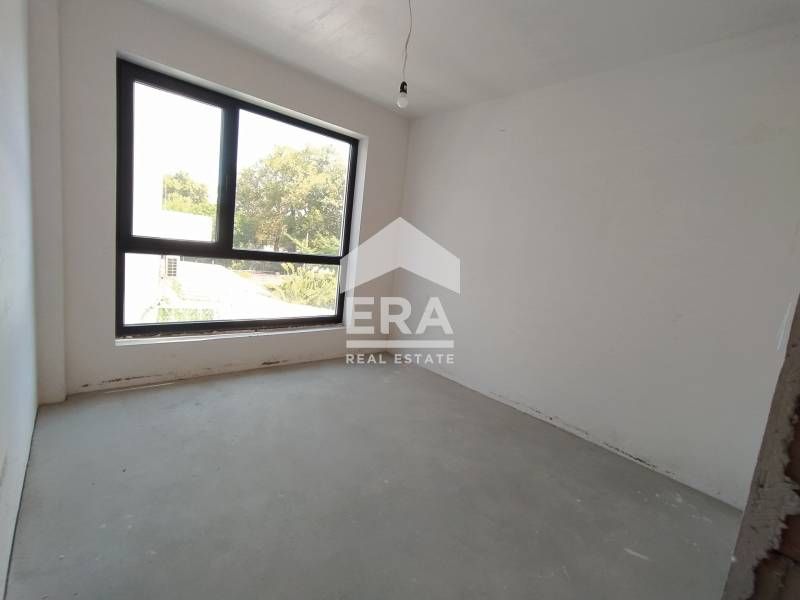 Тристаен, ексклузивен, югоизточен апартамент за продажба, с паркомясто