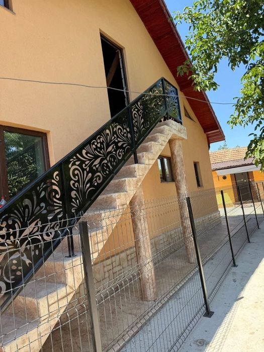 Balustrada din fier forjat și tablă decupată.
