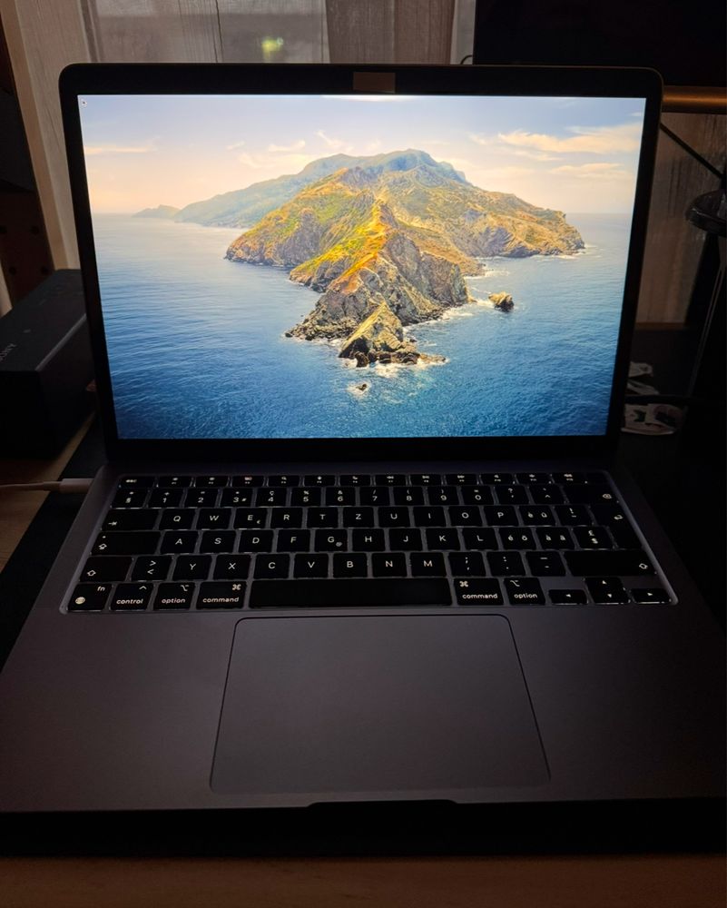 MacBook Air M1 8gb Ram много запазен