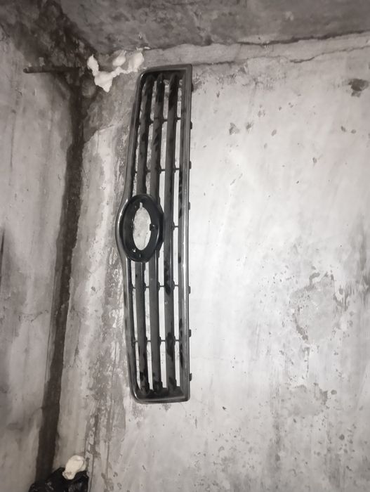 Решётка радиатор Тойота Авенсис