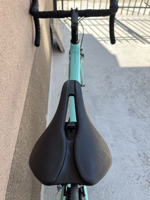 Карбонов шосеен велосипед Bianchi Sprint 105