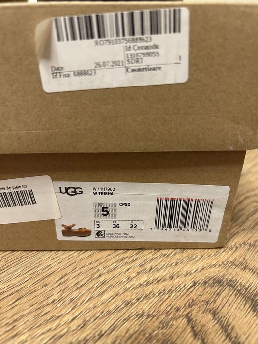 Vand sandale UGG din piele intoarsa, nr 36