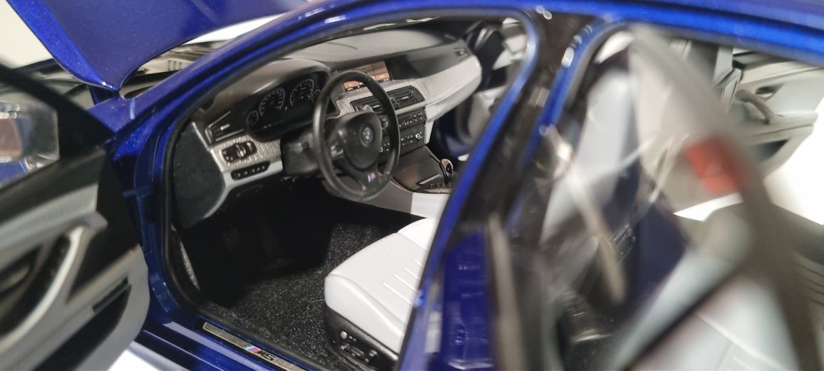 Macheta BMW M5 F10 - Paragon scara 1:18