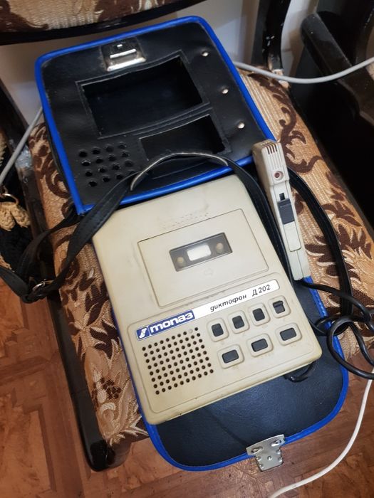 Диктофон времён ссср Д 202 год выпуска 1985,состояние по фото,звоните