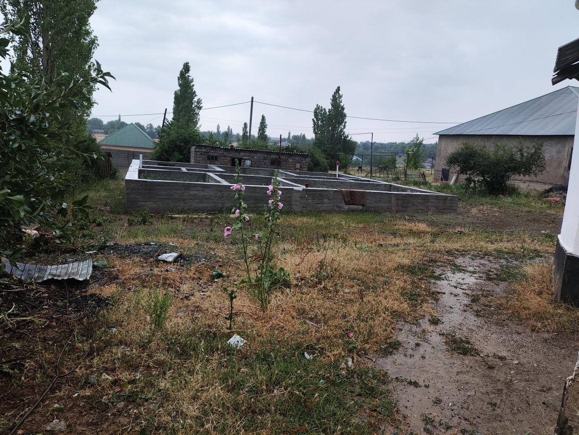 Уи сатылады 14соттык жерымен