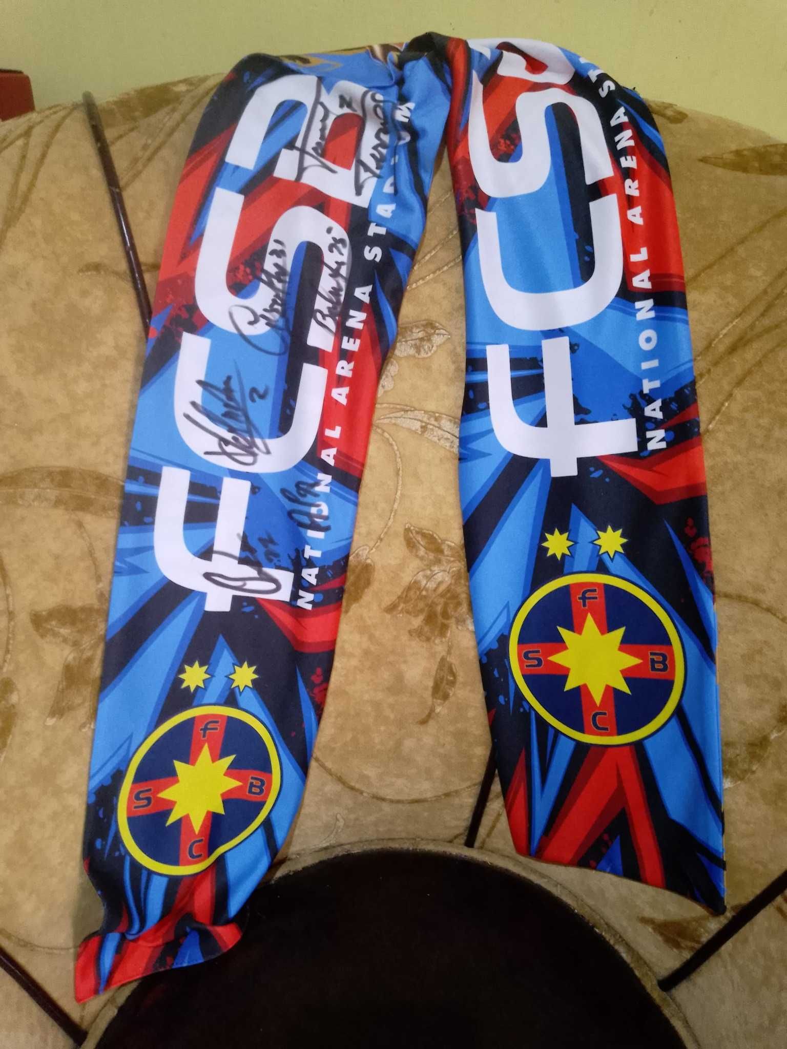 Esarfa FCSB- Lyon cu autografele echipei
