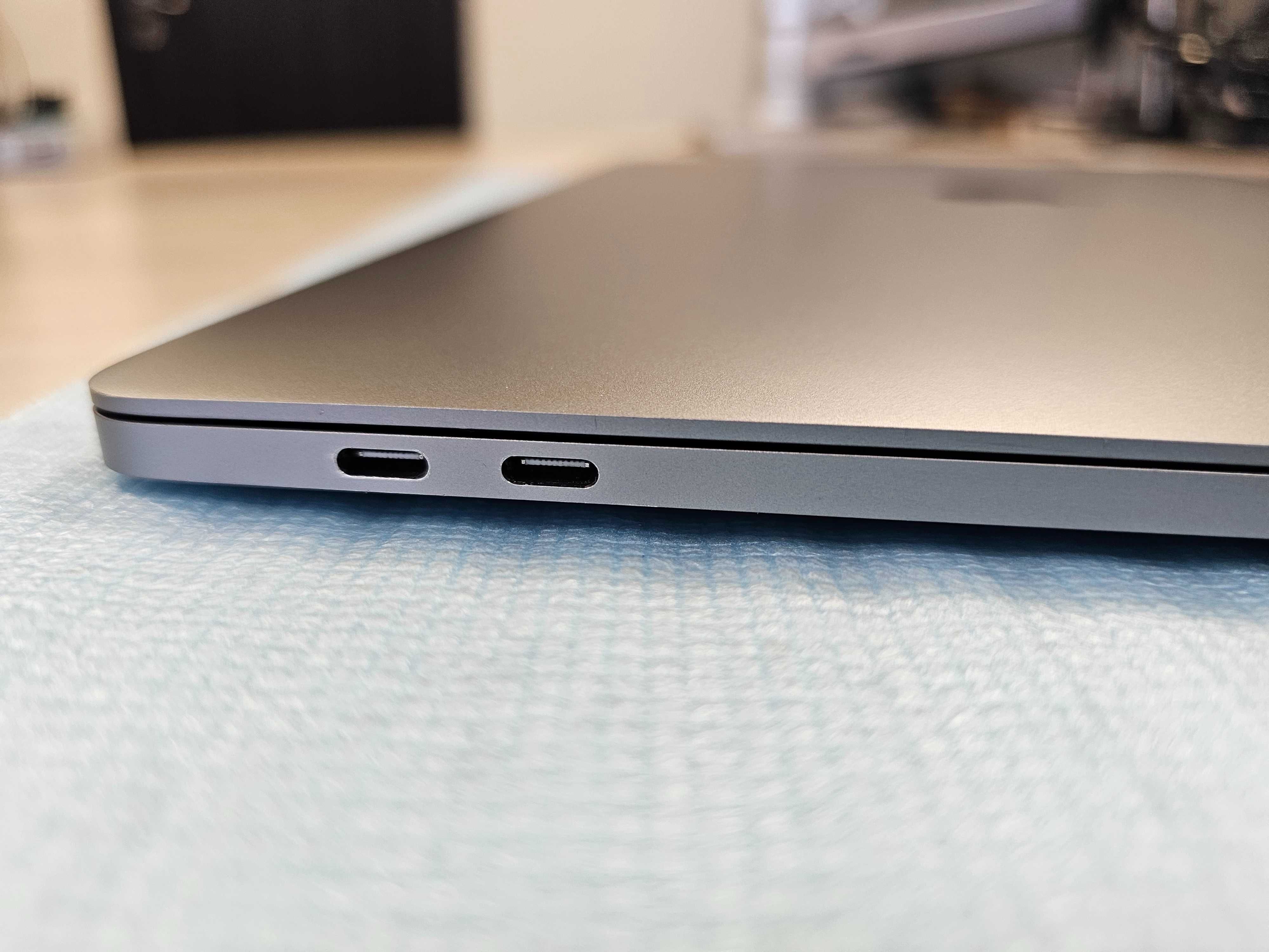 MacBook Pro A1990 Intel Crore i9 / 32GB Ram / 512GB SSD