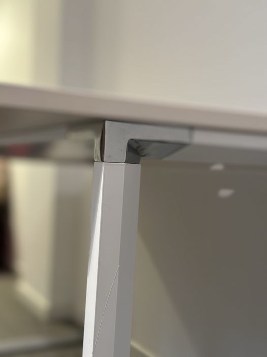 Birou modern pe cadru metalic