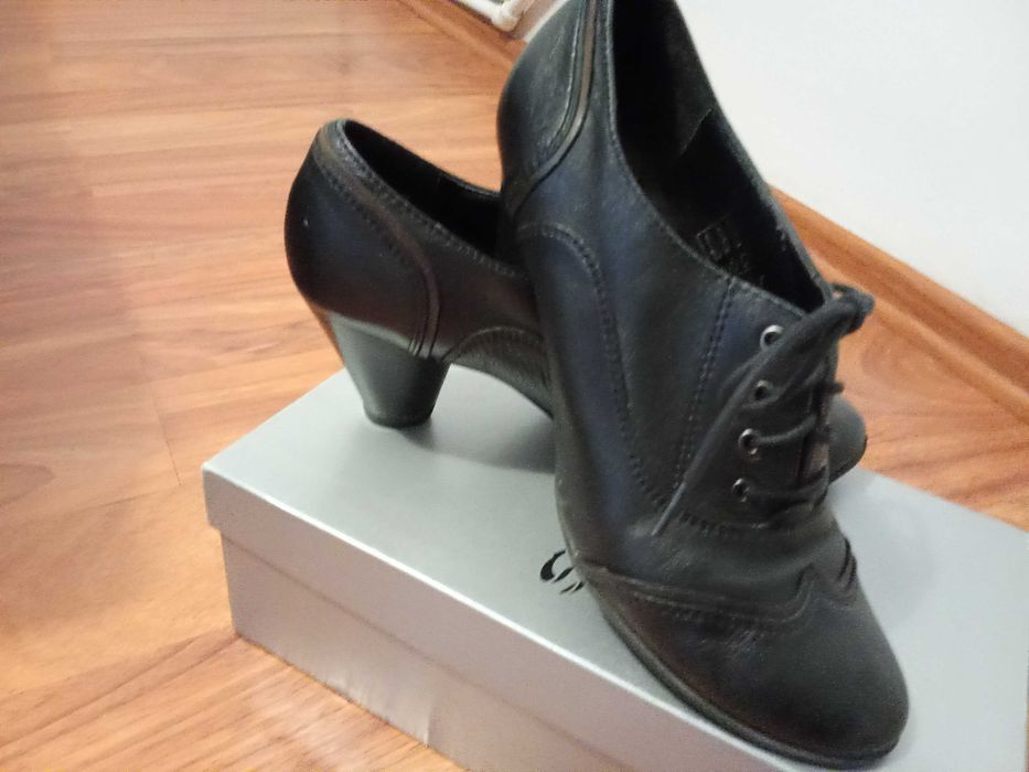 Vand ghete piele marimea 39 , negre - 30 lei