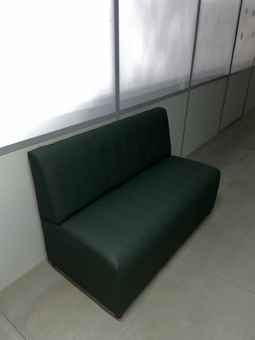 Диван зеленый для кафе и ресторанов