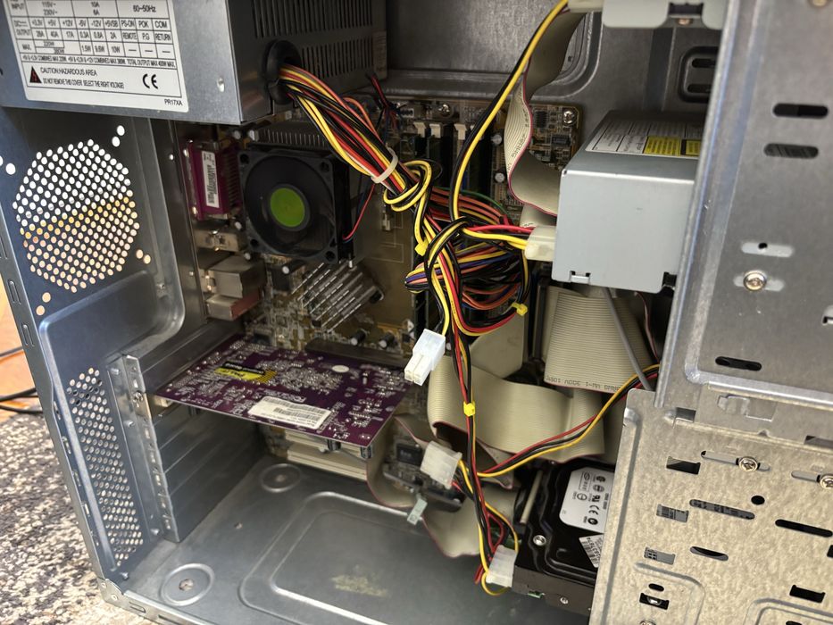 Vând PC funcțional cu Windows Xp