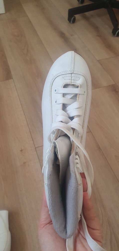 Patine dama din piele, 38, stare buna