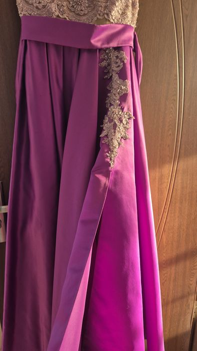 Rochie roz de poveste – bust din dantelă, fustă amplă din satin–