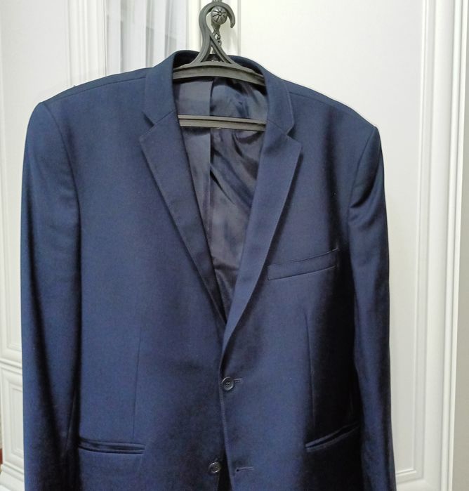 Синий костюм с брюками.