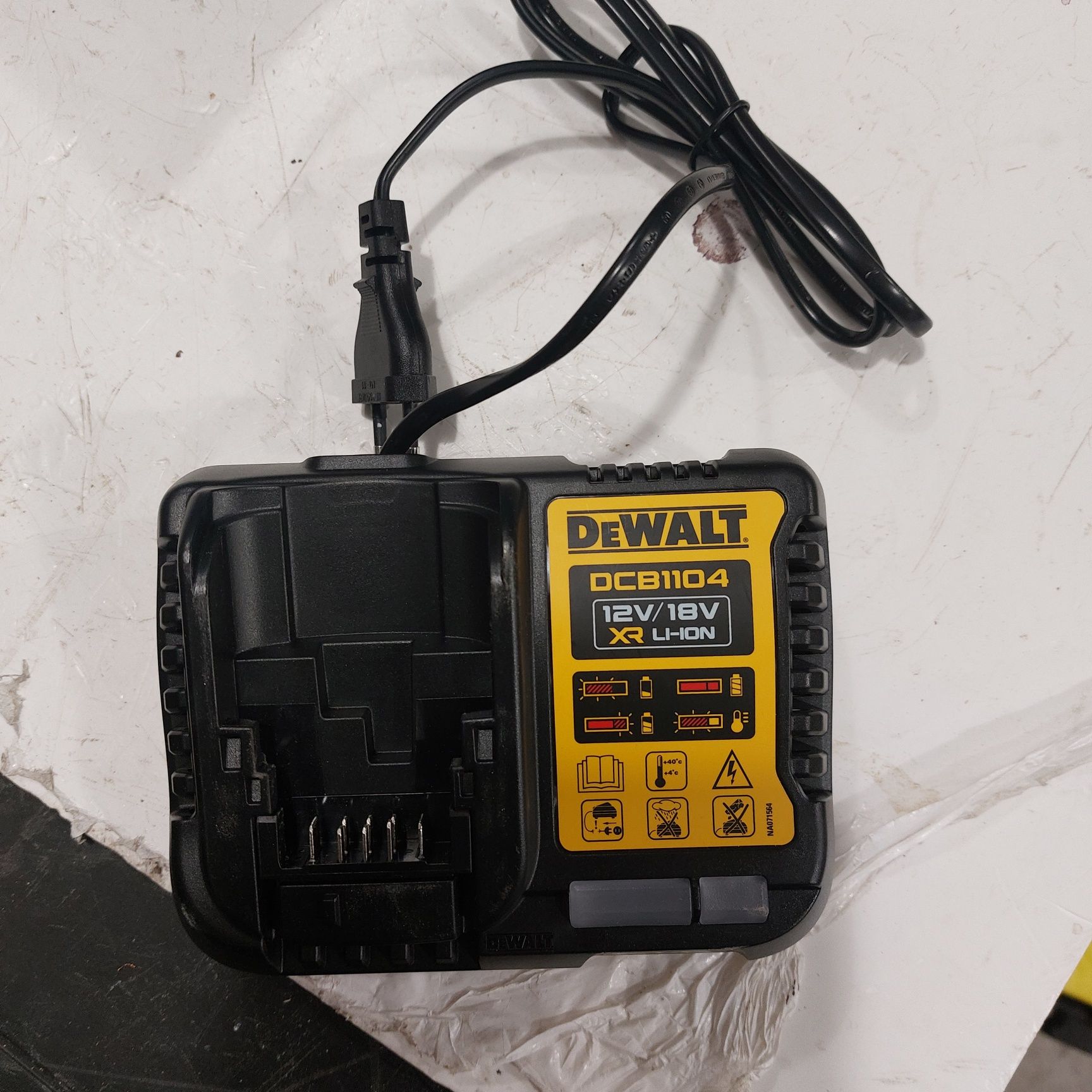 Dewalt DCB115 и DCB1104 бързо зарядно устройство Девалт НОВО