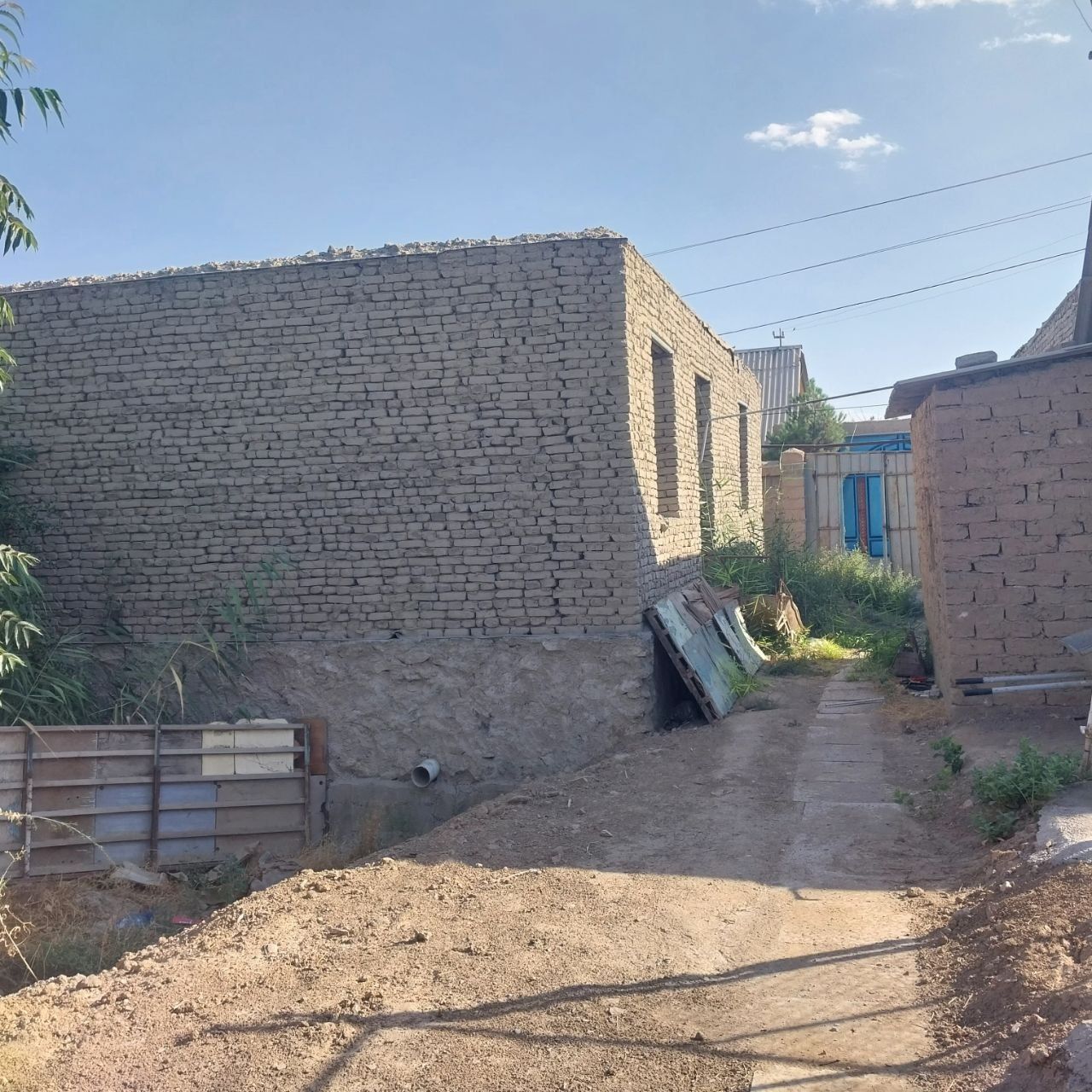 6 sotixlik dacha usti yopilmagan uy yashash uchun 2 xonalik uy ham bor