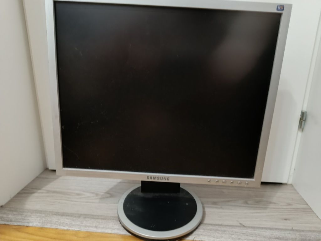 Vând monitor Samsung.