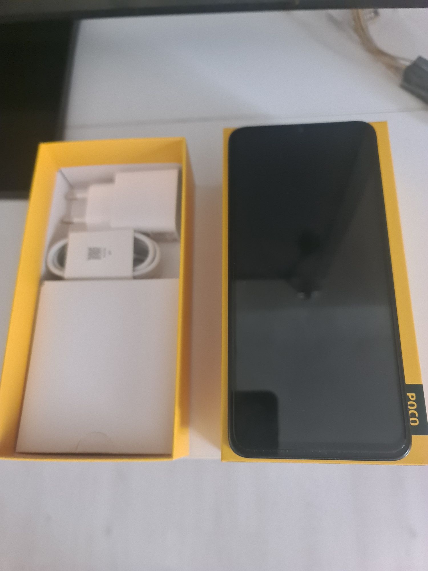 Продам смартфон POCO