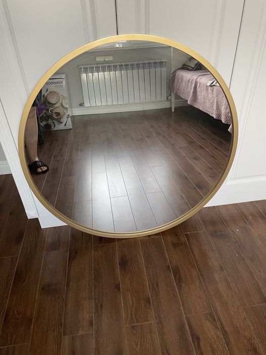 Зеркало круглое в золотой раме