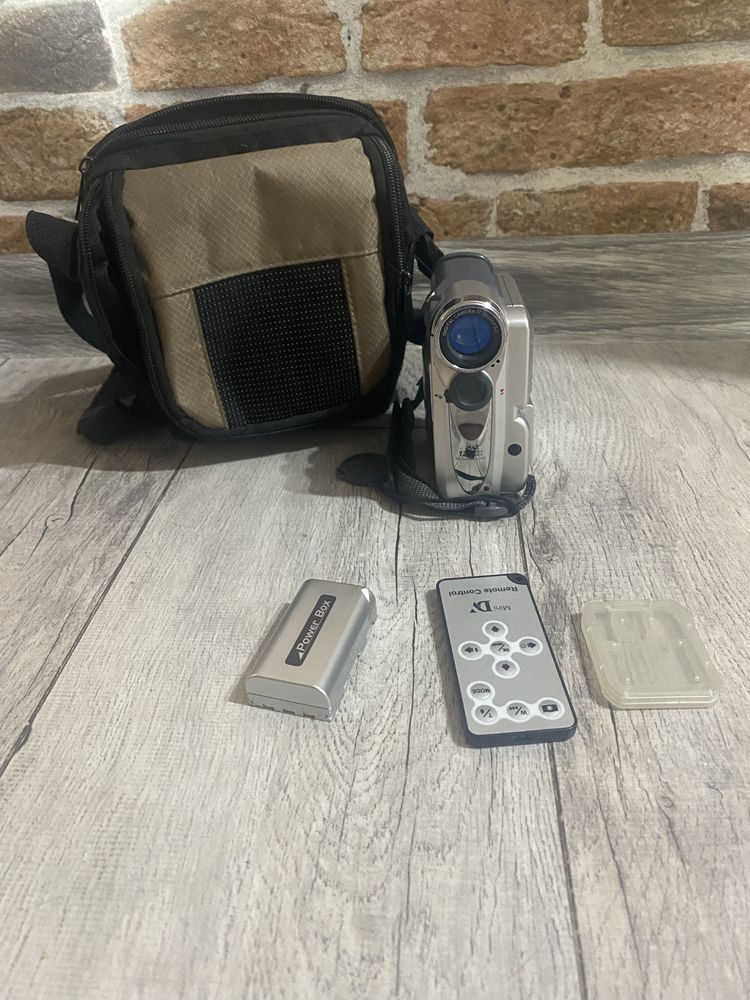 Видеокамера Mini DV с сумкой и аксессуарами