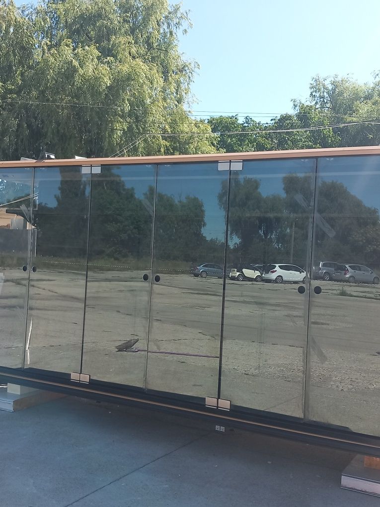 Vând vitrine verticale diferite dimensiuni