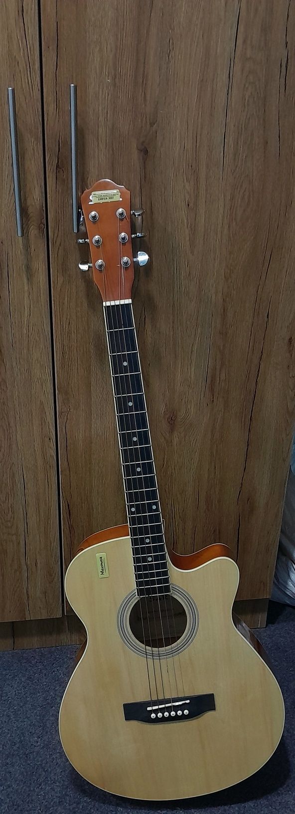 Acoustic gitara holati yangi