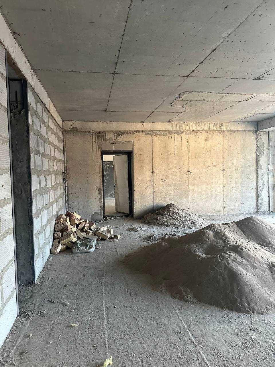 Срочно шошлин зор нархда 3хонали коробка Yakkasaroy City Mall 118м2;