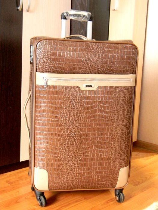 Продам новый чемодан