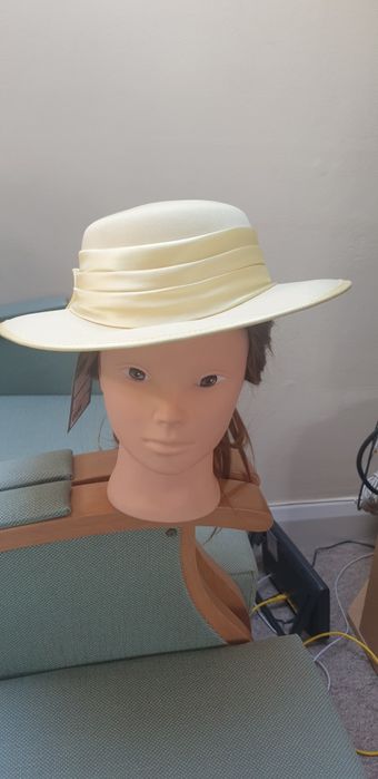 Pălărie galbenă stil vintage