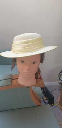 Pălărie galbenă stil vintage