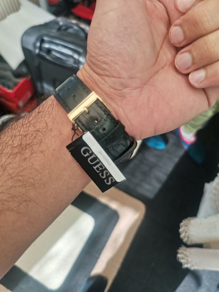 Чисто нов часовник на Guess