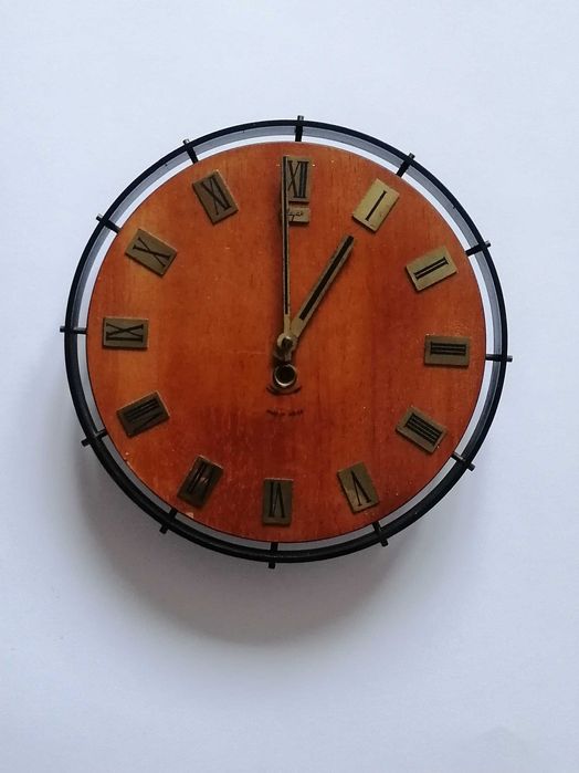 Стенен Часовник Majak