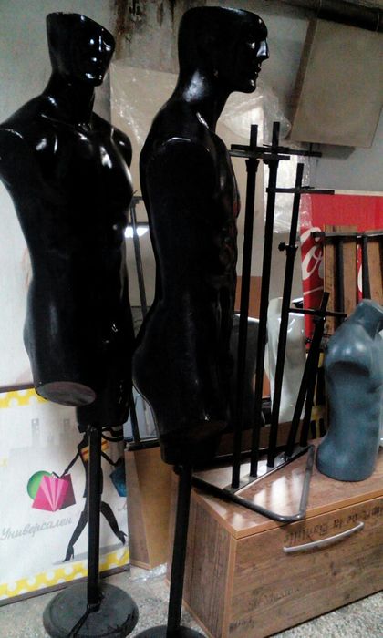 Мъжки торсове и манекени